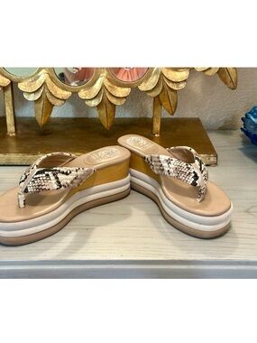 Vince Camuto Beige Snake-Print Platform Thong Sandals